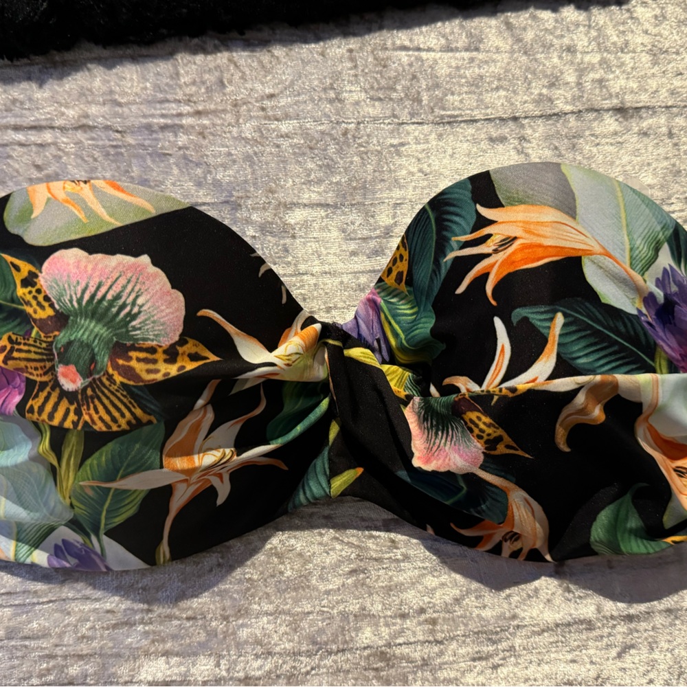 🔥BRAND NEW H&M Swimsuit Top🔥